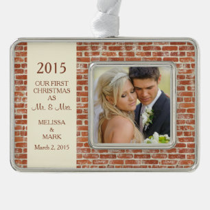 Mr. and Mrs First Christmas Foto Rustic Brick Rahmen-Ornament Silber