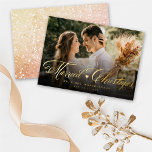 Mr. and Mrs. First Verheiratet Christmas Foto Wedd Folien Feiertagskarte<br><div class="desc">Diese moderne und elegante, reale Weihnachtskarte mit Prägung für Feiertage und Weihnachten enthält das Wort "Verheiratete Weihnachten" in einer klassischen geblüht Schriftzeichen-Kalligraphie, die ein volles Foto mit Bluten überragt. Auf der Rückseite der Karte befindet sich ein silbernes / platines Glitzer-Imitat (mit Farbfilter) Hintergrund mit weißem Schneeflottmuster. Einige Texte, Muster und...</div>