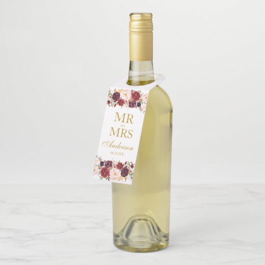 Mr. and Mrs Gold Burgundy Floral Wedding Flaschenanhänger (Angewinkelt)
