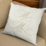 Mr. and Mrs. gold script personalisierte Hochzeit Kissen<br><div class="desc">Elegante klassische Imitate Gold Drehbuch Mr. und Mrs. wedding creme Elfenbeinkissen personalisiert mit Nachname und Hochzeitstermin.</div>