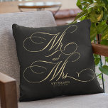 Mr. and Mrs. gold script personalisierte Hochzeits Kissen<br><div class="desc">Elegante klassische Imitate Gold Drehbuch Mr. und Mrs. Hochzeit solides schwarzes Kissen personalisiert mit Nachname und Hochzeitstermin.</div>