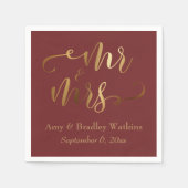 "Mr. and Mrs." Goldkalligraphie über Burgund Serviette (Vorderseite)