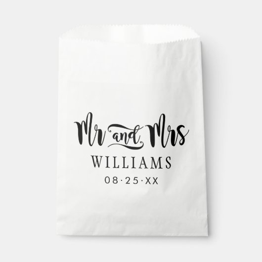 Mr. and Mrs Modern Black Handwriting Script Weddin Geschenktütchen (Vorderseite)