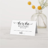 Mr. and Mrs Modern Black Handwriting Script Weddin Platzkarte (Vorderseite)