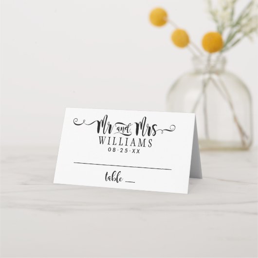 Mr. and Mrs Modern Black Handwriting Script Weddin Platzkarte (Vorderseite)