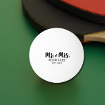 Mr. and Mrs Modern Brush Schriftart Wedding Gift Tischtennisball<br><div class="desc">Feiern Sie die anhaltende Liebe von Mr. und Mrs. mit unserem modernen Brush Schriftart Hochzeit Jubiläum Ping Pong Ball. Dieser einzigartige und elegante Ball ist ein perfektes Jubiläumsgeschenk für das Paar. Mit den Titeln "Mr." und "Mrs." in einem schlichten minimalistischen Schriftart in Schwarz und Weiß strahlt es moderne Eleganz aus....</div>