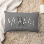 Mr. and Mrs Modern Gray White Keepake Monogram Lendenkissen<br><div class="desc">Überraschen Sie ein frisch verheiratetes Paar mit diesem Mr. und Mrs Modern Gray White Keepake Monogram Lumbar Pillow. Es ist ein elegantes Design mit einem hellgrauen Hintergrund. Die Mitte hat den Monogramm-Nachnamen von Braut und Bräutigam in dunkelgrau. Der Text lautet "Mr. and Mrs." in weißer, trendiger, handgeschriebener Schrift. Das etablierte...</div>