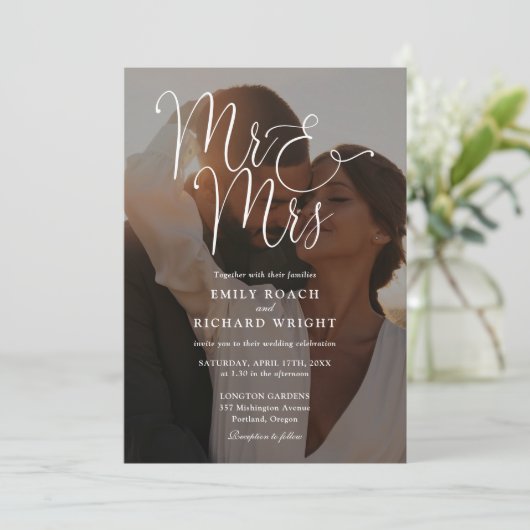 Mr. And Mrs Modern Script QR Code Foto Wedding Einladung (Stehend Vorderseite)