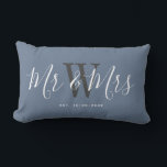 Mr. And Mrs Modern Script Typografy Personalisiert Lendenkissen<br><div class="desc">Willkommen Freunde und Familie auf Ihrer Zuhause mit diesem Mr. und Mrs. Newlyweds Script Typografie Personalisiert Lumbar Pillow. Es ist ein elegantes Design mit einem modernen staubblauen Hintergrund. Das Zentrum hat den Monogramm-Nachnamen von Braut und Bräutigam in hellgrau. Der Text ist "mr und mrs" in weißer, trendiger, handgeschriebener Schrift. Das...</div>