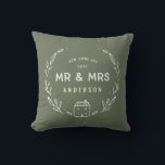Mr. and Mrs New Zuhause Kissen<br><div class="desc">Herr und Frau neue Zuhause oder neu gezogenes Polster. Handgezeichnete Blumendetails und kleine Hausdetails. Die Hintergrundfarbe kann geändert werden.</div>