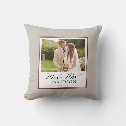 Mr. and Mrs Newlywed Elegant Script Foto Kissen (Vorderseite)