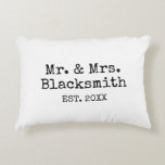 Mr. and Mrs. newlywed simple typewriter typography Dekokissen<br><div class="desc">Custom Mr. und Mrs. neu verlybt einfache Schreibmaschine Typografie Accent Kissen. Minimalistisches Schwarzweiß-Template-Design. Fügen Sie einfach den Familiennamen und das Heiratsdatum des Paares hinzu. Trendy Hochzeitsgeschenke für nur Ehemann und Ehefrau / Braut und Bräutigam. Auch für Außenbereiche. Stilvolle Wohngestaltung präsentiert mit personalisiertem Namen.</div>