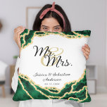 Mr. and Mrs Newlyweds Emerald Green Marble Wedding Kissen<br><div class="desc">Elegantes Mr. und Mrs. throw Kissen mit smaragdgrünen und goldenen Marmor-Design,  dass agate Geode-Muster imitiert. Die Vorlage macht es einfach,  Namen,  den Nachnamen der Braut und des Bräutigams,  nur Ehemann und Ehefrau und das Veranstaltungsdatum einzugeben.</div>