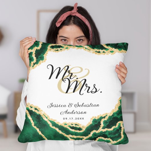 Mr. and Mrs Newlyweds Emerald Green Marble Wedding Kissen