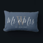 Mr. And Mrs Newlyweds Navy Blue Script Monogram Lendenkissen<br><div class="desc">Willkommen Freunde und Familie auf Ihrer Zuhause mit diesem Mr. und Mrs. Newlyweds Navy Blue Script Monogram Lumbar Pillow. Es ist ein elegantes Design mit einem modernen staubblauen Hintergrund. Das Zentrum hat den Monogramm-Nachnamen von Braut und Bräutigam in hellgrau. Der Text ist "mr und mrs" in weißer, trendiger, handgeschriebener Schrift....</div>