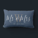 Mr. And Mrs Newlyweds Navy Blue Script Monogram Lendenkissen<br><div class="desc">Willkommen Freunde und Familie auf Ihrer Zuhause mit diesem Mr. und Mrs. Newlyweds Navy Blue Script Monogram Lumbar Pillow. Es ist ein elegantes Design mit einem modernen staubblauen Hintergrund. Das Zentrum hat den Monogramm-Nachnamen von Braut und Bräutigam in hellgrau. Der Text ist "mr und mrs" in weißer, trendiger, handgeschriebener Schrift....</div>