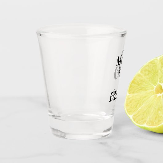 Mr. and Mrs. Personalisiert Surname Wedding Schnapsglas (Links)