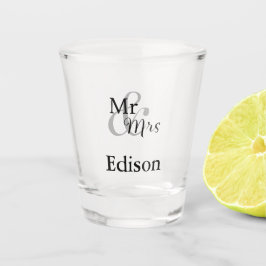 Mr. and Mrs. Personalisiert Surname Wedding Schnapsglas
