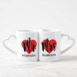 Mr. and Mrs Red Heart Custom Wedding Monogram Liebestassen<br><div class="desc">Personalisierte Monogramm-Kaffeetassen machen das neue Mr. and Mrs. Dieses elegante Design umfasst das Schriftzeichen mit schwarzer Kalligrafie,  einen Akzent mit rotem Herz und einen benutzerdefinierten Text,  der mit dem verheirateten Nachnamen und dem Hochzeitstermin des frisch verheirateten Paares personalisiert werden kann.</div>