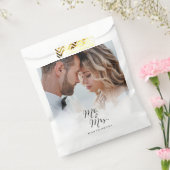 Mr. and Mrs. Script Calligraphy Chic Foto Wedding Geschenktütchen (Versiegelt)