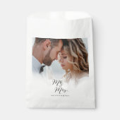 Mr. and Mrs. Script Calligraphy Chic Foto Wedding Geschenktütchen (Vorderseite)