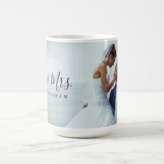 Mr. and Mrs. Script Monogram Wedding Foto Kaffeetasse (Mittel)