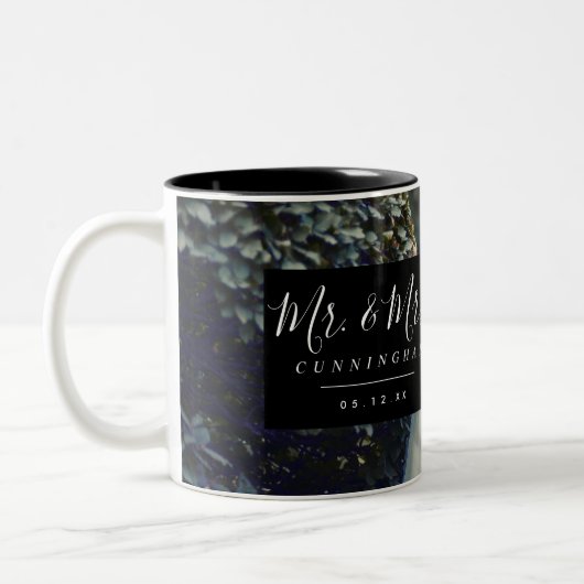 Mr. and Mrs. Script Monogram Wedding Foto Zweifarbige Tasse (Links)