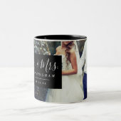 Mr. and Mrs. Script Monogram Wedding Foto Zweifarbige Tasse (Mittel)