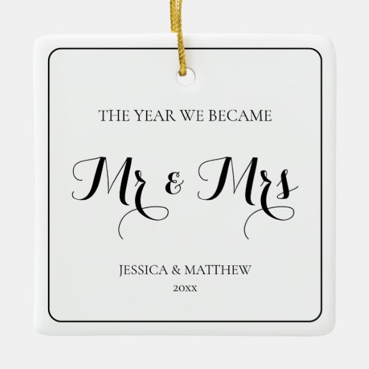 Mr. and Mrs Simple Minimalistisch Black Newlywed C Keramikornament (Vorderseite)