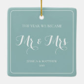 Mr. and Mrs Simple Minimalistisch Blue Newlywed Co Keramikornament (Rückseite)