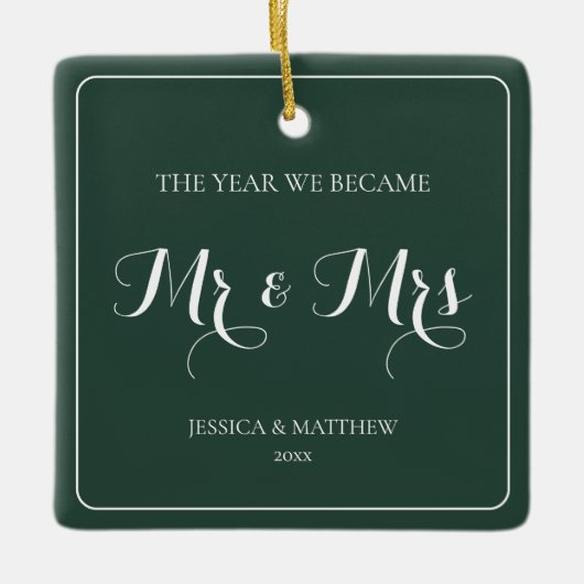 Mr. and Mrs Simple Minimalistisch Green Newlywed C Keramikornament (Vorderseite)
