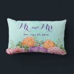 Mr. and Mrs Wedding Date Watercolor Blume Lendenkissen<br><div class="desc">Ein Hochzeitsdatum Gedenkkissen mit Raum, um Ihre Hochzeit zu personalisieren. In dem Text stehen Herr und Frau in einem extravaganten handgeschriebenen Schriftart. Das Design ist ein wunderschöner Blumenstrauß aus Aquarellblüten, der aus rosa Blume, lila Anemonen und orangefarbenen Tulpen besteht, die von grünen Blätter umgeben sind. Set auf einer weichen, minzgrünen...</div>