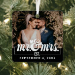 Mr. And Mrs Wedding Gift First Christmas Verheirat Ornament Aus Metall<br><div class="desc">Erhöhen Sie Ihr erstes Weihnachtsfest als verheiratetes Paar mit unserem "Mr. And Mrs Wedding Gift First Christmas Verheiratet Metal Ornament". Dieses exquisite Ornament verbindet modernen Minimalismus mit einer Touch von Eleganz und schafft so einen perfekten Sake für die Neuvermählten. Mit viel Liebe zum Detail gestaltet, weist dieses Ornament eine kühne...</div>