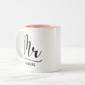 Mr Black Modern Script Monogram Boda Zweifarbige Tasse (Vorderseite Links)
