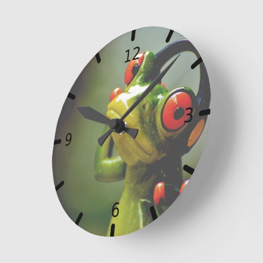 Mr. Frog with Headphones Runde Wanduhr (Winkel)