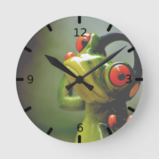 Mr. Frog with Headphones Runde Wanduhr