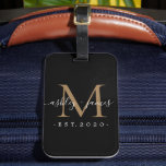 Mr. Monogram Names Year Gold Black Gepäckanhänger<br><div class="desc">Chic, modern und einfach mit Monogramm Gepäckanhänger mit dem Text Mr. und Mrs. in weißer, eleganter Schrift Kalligraphie auf schwarzem Hintergrund mit Ihrem Monogramm in Gold. Fügen Sie einfach Ihren verheirateten Namen, Jahr etabliert und Monogramm in stilvoller Typografie hinzu. Perfektes Luxusgeschenk für die Hochzeitsgäste eines frisch verheirateten Paares. Exklusiv für...</div>