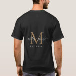 Mr. Monogram Names Year Gold Black T-Shirt<br><div class="desc">Chic, modern und einfach mit Monogramm T - Shirt mit dem Text Mr. und Mrs. in weißer, eleganter handgeschriebener Schrift Kalligraphie auf schwarzem Hintergrund mit Ihrem Monogramm in Imitat Gold. Fügen Sie einfach Ihren verheirateten Namen, Jahr etabliert und Monogramm in stilvoller Typografie hinzu. Perfektes Luxusgeschenk für die Hochzeitsgäste eines frisch...</div>