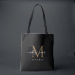 Mr. Monogram Names Year Gold Black Tasche<br><div class="desc">Chic, modern und einfach mit Monogramm Tasche mit Ihren Namen in weißer eleganter handgeschriebener Schrift Kalligraphie auf schwarzem Hintergrund mit Ihrem Monogramm in Gold. Fügen Sie einfach Ihre Namen, Jahr etabliert und Monogramm in stilvoller Typografie hinzu. Perfektes Luxusgeschenk für die Hochzeitsgäste eines frisch verheirateten Paares. Exklusiv für Sie entworfen von...</div>