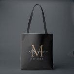Mr. Monogram Names Year Gold Black Tasche<br><div class="desc">Chic, modern und einfach mit Monogramm Tasche mit Ihren Namen in weißer eleganter handgeschriebener Schrift Kalligraphie auf schwarzem Hintergrund mit Ihrem Monogramm in Gold. Fügen Sie einfach Ihre Namen, Jahr etabliert und Monogramm in stilvoller Typografie hinzu. Perfektes Luxusgeschenk für die Hochzeitsgäste eines frisch verheirateten Paares. Exklusiv für Sie entworfen von...</div>