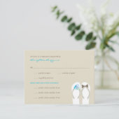 Mr & Mrs Blue Flip Flops Beach Wedding RSVP Card (Stehend Vorderseite)