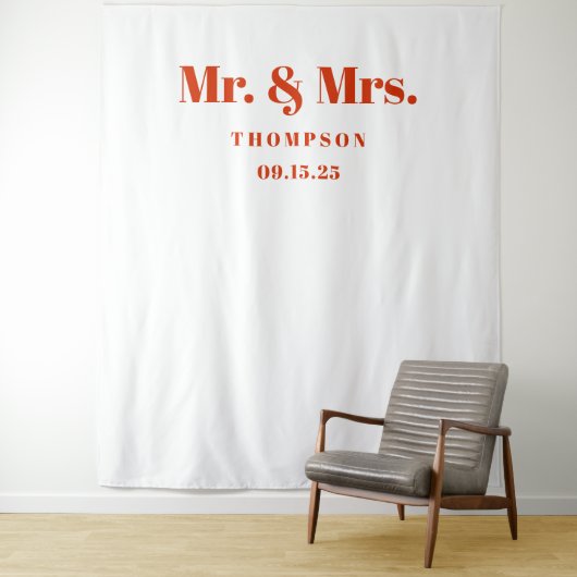 Mr. & Mrs. Bold Orange Typography Wedding Backdrop Wandteppich (Beispiel)