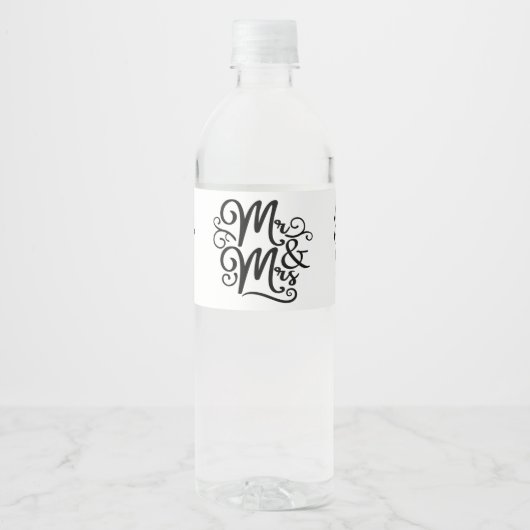 Mr & Mrs Bride Groom Just Married Wedding Black Wasserflaschenetikett (Vorderseite)
