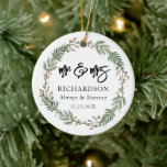 Mr & Mrs. Christmas Wreath Wedding Keramik Ornament<br><div class="desc">Weihnachts-Wraath-Keramik-Ornament. Unsere individuell anpassbare Vorlage ermöglicht Ihnen, ein einzigartiges Ornament zu schaffen, das die Liebe und Freude dieses unvergesslichen Meilensteins erweckt. Fügen Sie Ihre Namen, das Hochzeitsdatum oder sogar eine spezielle Nachricht hinzu, um es wirklich einzigartig zu machen. Es ist der perfekte Sake, um sich noch viele Jahre zu schätzen!...</div>