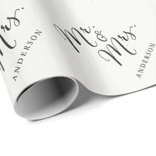 Mr & Mrs. Classic Script Calligrafy Name Wedding Geschenkpapier (Rolleneckpunkt)