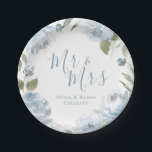 Mr. & Mrs. Dusty Blue Aquarell Blumenhochzeit Pappteller<br><div class="desc">Mr. & Mrs. Briefe umgeben von Aquarellblumen in dustigem Blau und schlauer Grün,  elegant und romantisch,  ideal für moderne Hochzeit,  romantische Hochzeit und botanische Gartenhochzeit im Frühling und Sommer. Sehen Sie sich alle passenden Stücke in der Sammlung an.</div>