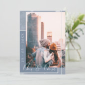 Mr & Mrs Dusty Blue White Script Foto Save The Date (Stehend Vorderseite)