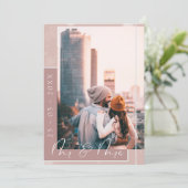 Mr & Mrs Dusty Pink White Script Foto Save The Date (Stehend Vorderseite)