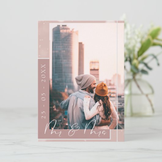 Mr & Mrs Dusty Pink White Script Foto Save The Date (Stehend Vorderseite)