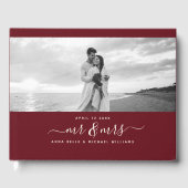 Mr & Mrs. Elegant Script Burgundy Foto Wedding Gästebuch (Vorderseite)